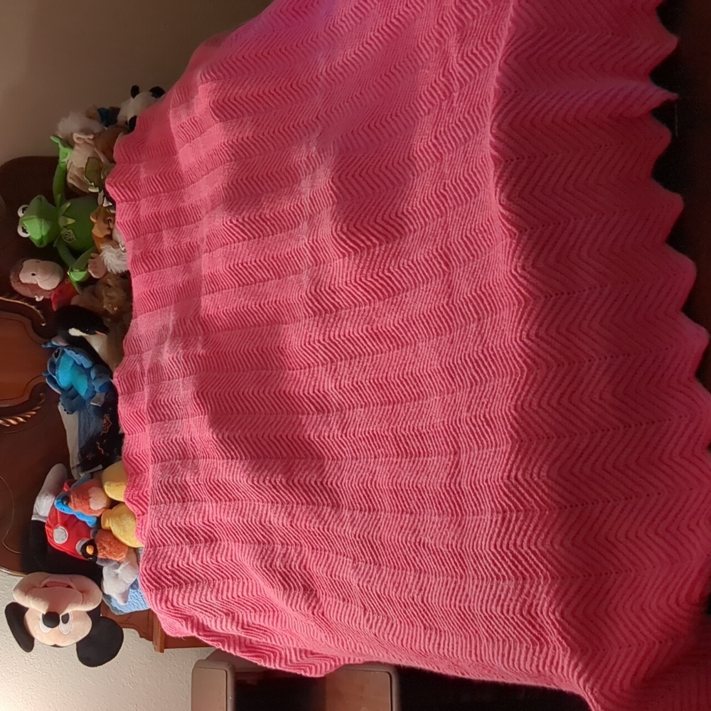Heavy comfort 6ft x 6ft pink/red cozy throw blanket /afghan. Hand knit. - Picture 4 of 4
